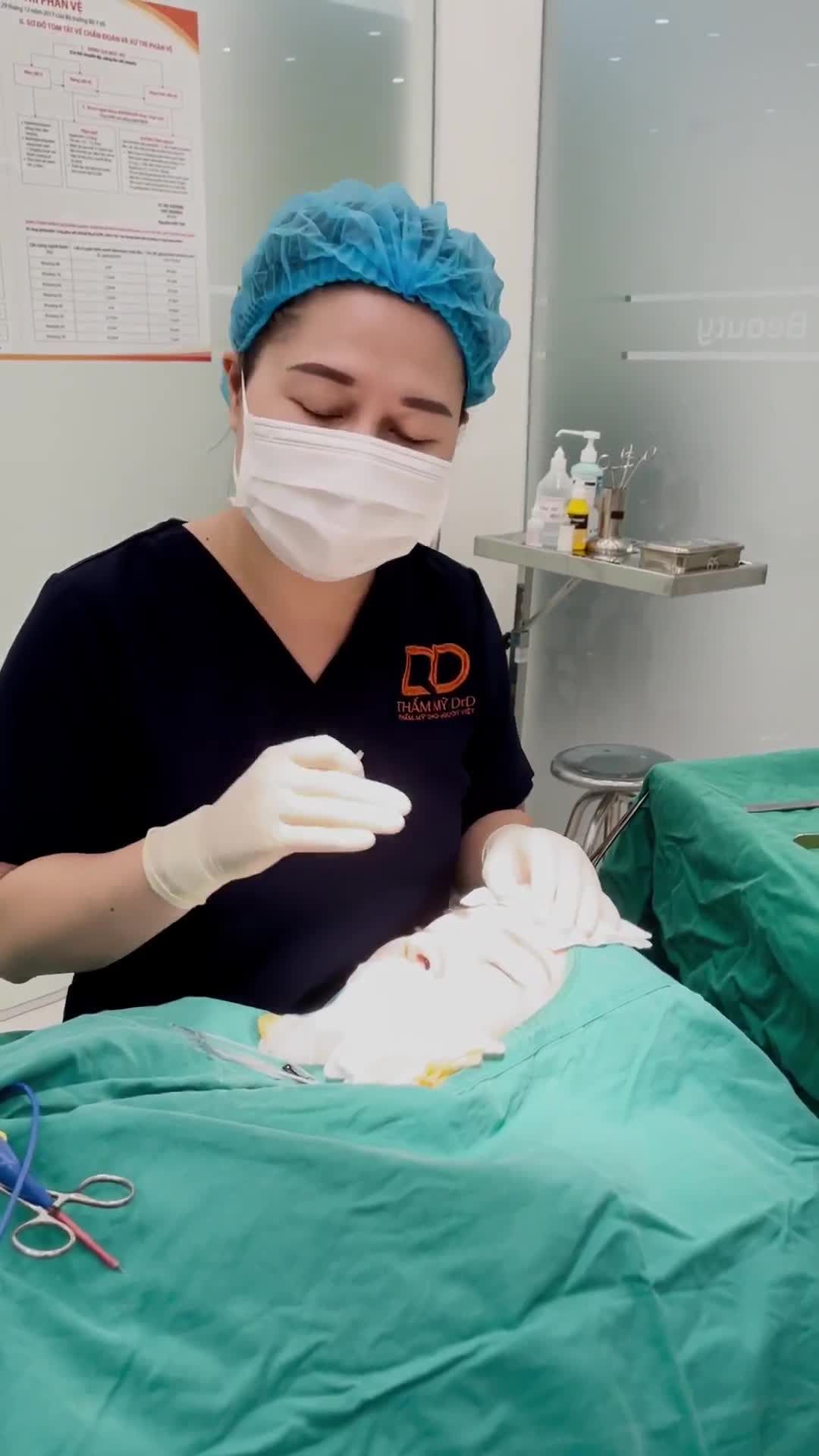 Bác sĩ Vân phân tích tình trạng trước phẫu thuật của 1 ca mí đã từng cắt hỏng ở 1 cơ sở khác.